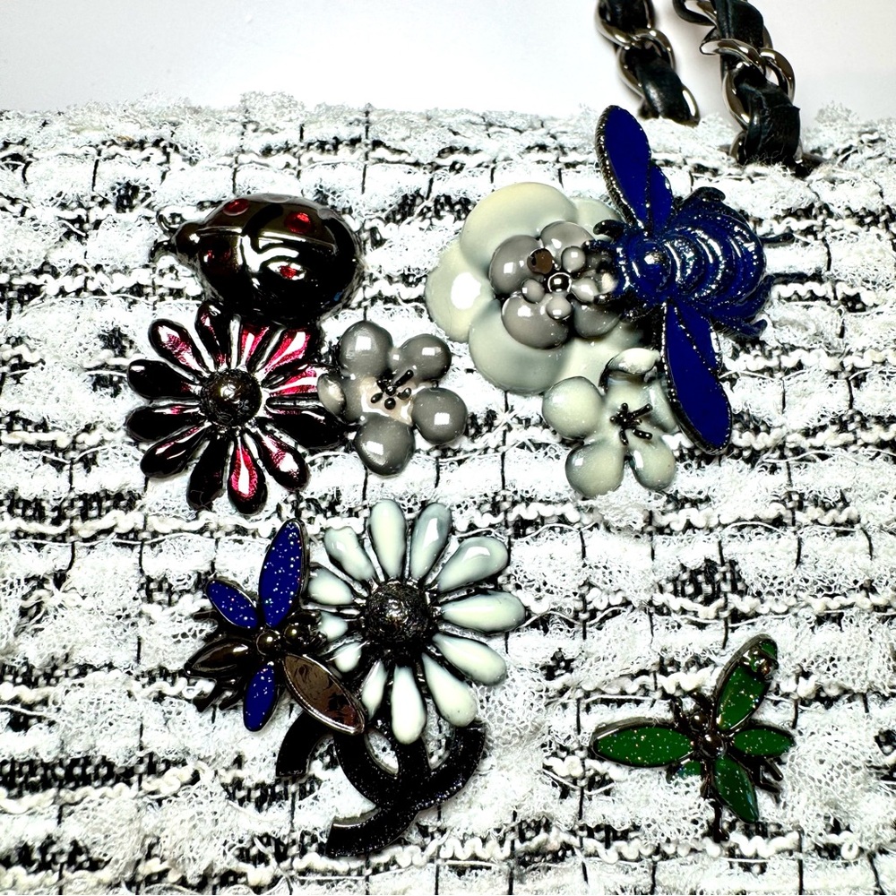 Rare Chanel 2.55 Garden Party CC Logo Charms Flap Bag In White & Black Tweed - Picture 5 of 16